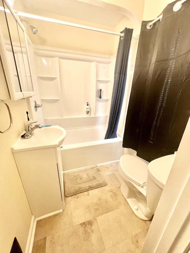 full bathroom featuring shower / tub combo with curtain, vanity, and toilet