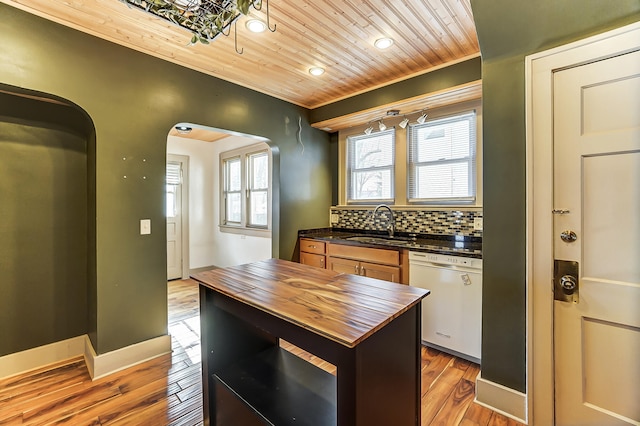 kitchen featuring sink, wood ceiling, light hardwood / wood-style flooring, dishwasher, and decorative backsplash