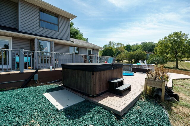 view of yard featuring a swimming pool with hot tub and a patio area