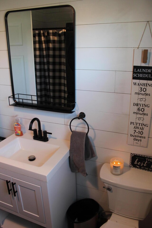 bathroom featuring a shower with curtain, toilet, tile walls, and vanity