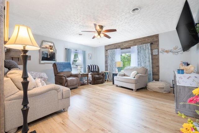 844 Reservoir Rd, Bellefontaine, OH 43311 - living area featuring a textured ceiling, ceiling fan, and wood finished floors