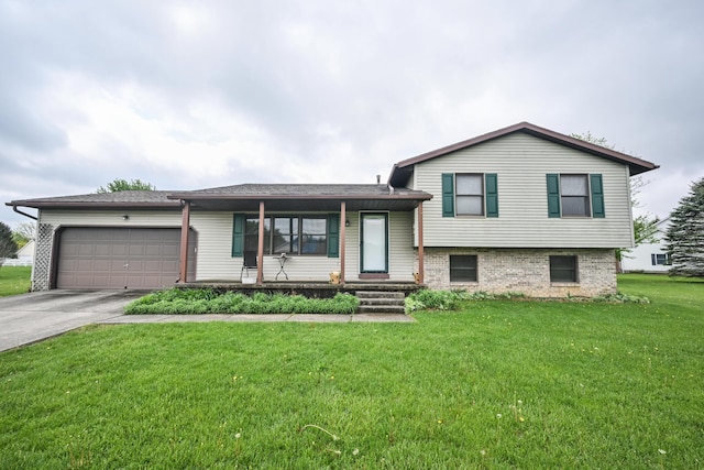 split level home with a garage, a porch, driveway, and a front yard