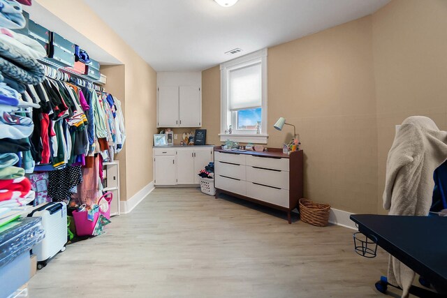 bedroom featuring ceiling fan and carpet flooring