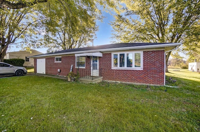 view of front of home featuring a front lawn