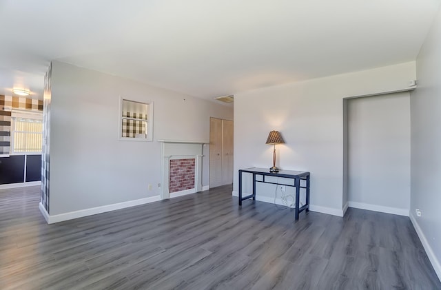 living area featuring visible vents, wood finished floors, and baseboards