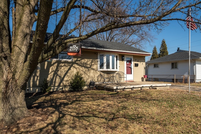 view of front of property featuring a front lawn