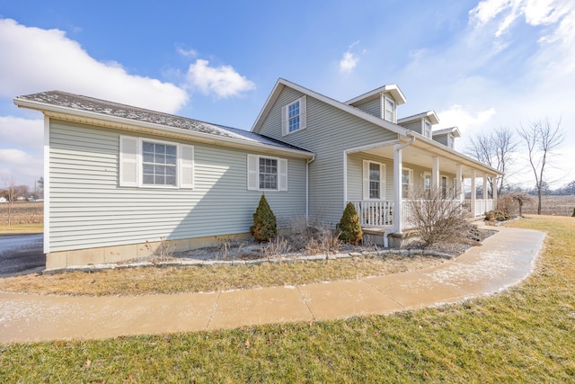 view of front facade featuring a front yard and covered porch