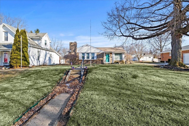 view of front of home featuring a front lawn