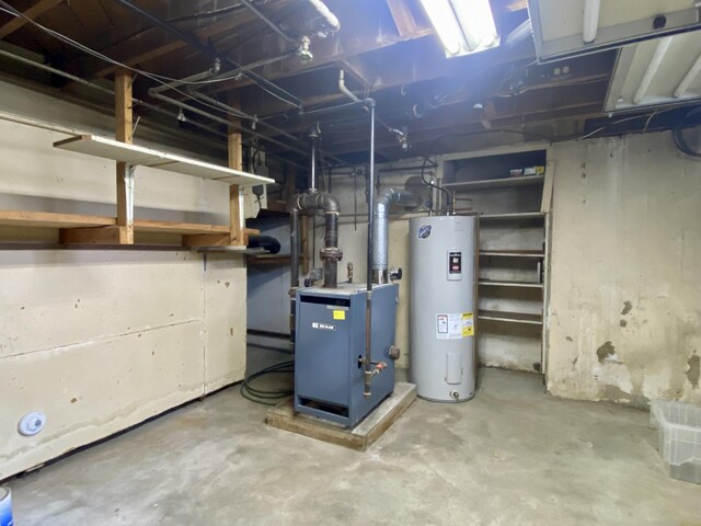 306 S 7th St, Miamisburg, OH 45342 - unfinished below grade area featuring water heater