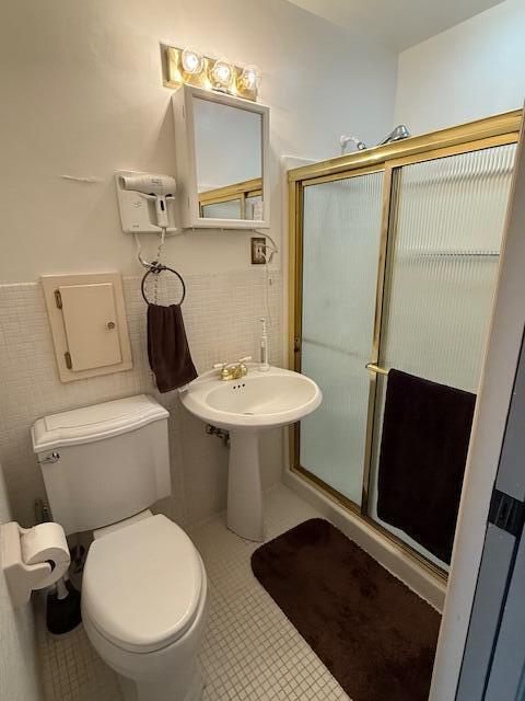 1337 Stratford Dr, Piqua, OH 45356 - bathroom featuring a shower stall, toilet, and tile walls