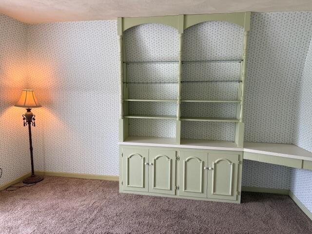 1337 Stratford Dr, Piqua, OH 45356 - detailed view of carpet flooring, wallpapered walls, and baseboards