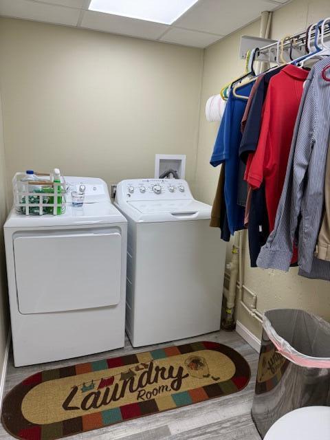 1337 Stratford Dr, Piqua, OH 45356 - laundry area with washing machine and dryer and baseboards