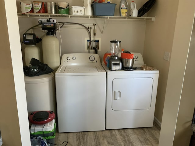 11532 State Route 235, Lakeview, OH 43331 - laundry area featuring washing machine and dryer and wood finished floors