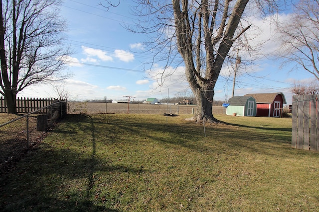 view of yard featuring a shed