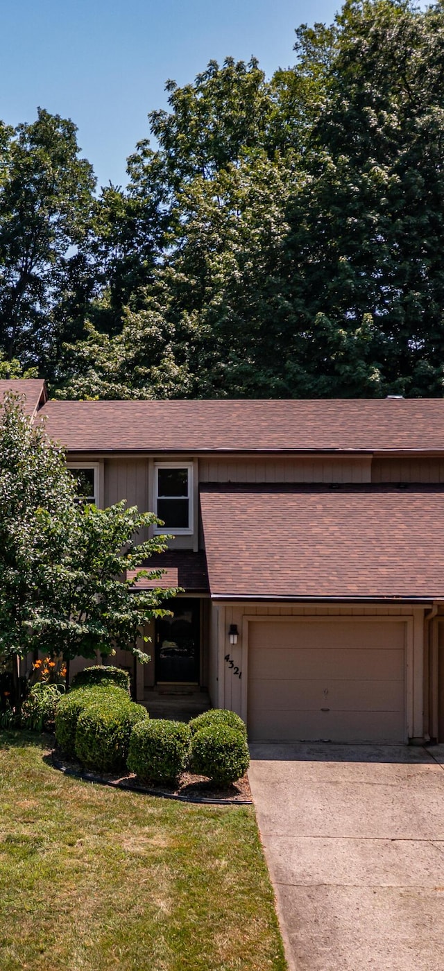 4321 Frontenac Dr, Beavercreek, OH 45440 - view of front of home featuring driveway, roof with shingles, and a front yard