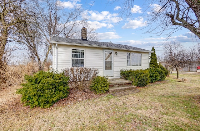 view of front of property featuring a front yard