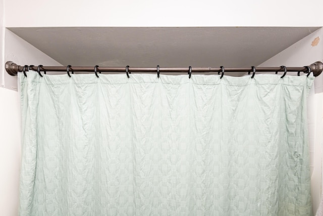 730 Maplecrest Dr, Troy, OH 45373 - bathroom featuring a shower with shower curtain