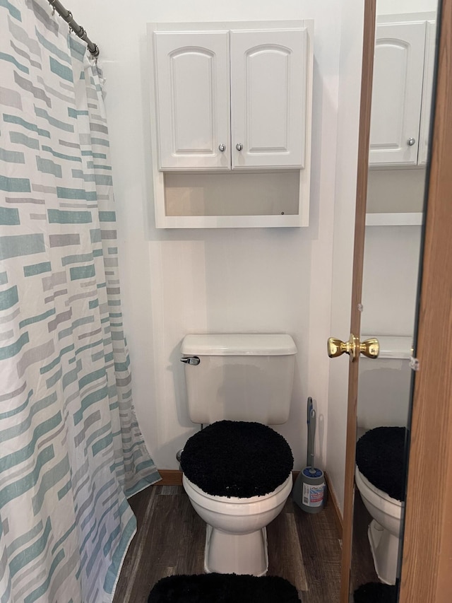 224 Oakcrest Ct, Russells Point, OH 43348 - bathroom featuring toilet, wood finished floors, baseboards, and curtained shower