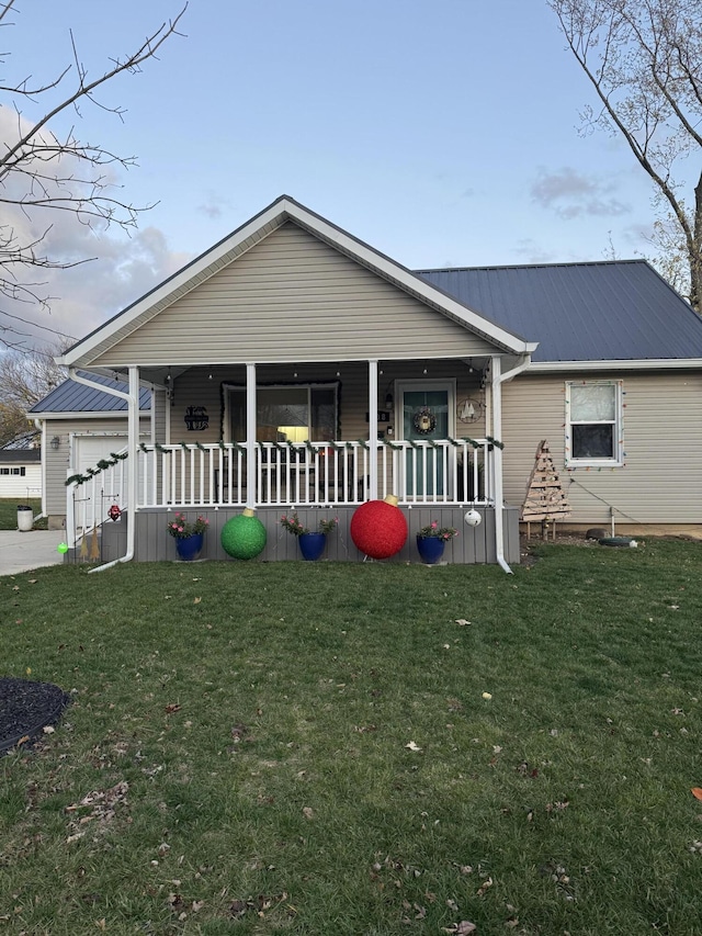 view of front of property featuring a porch and a front yard