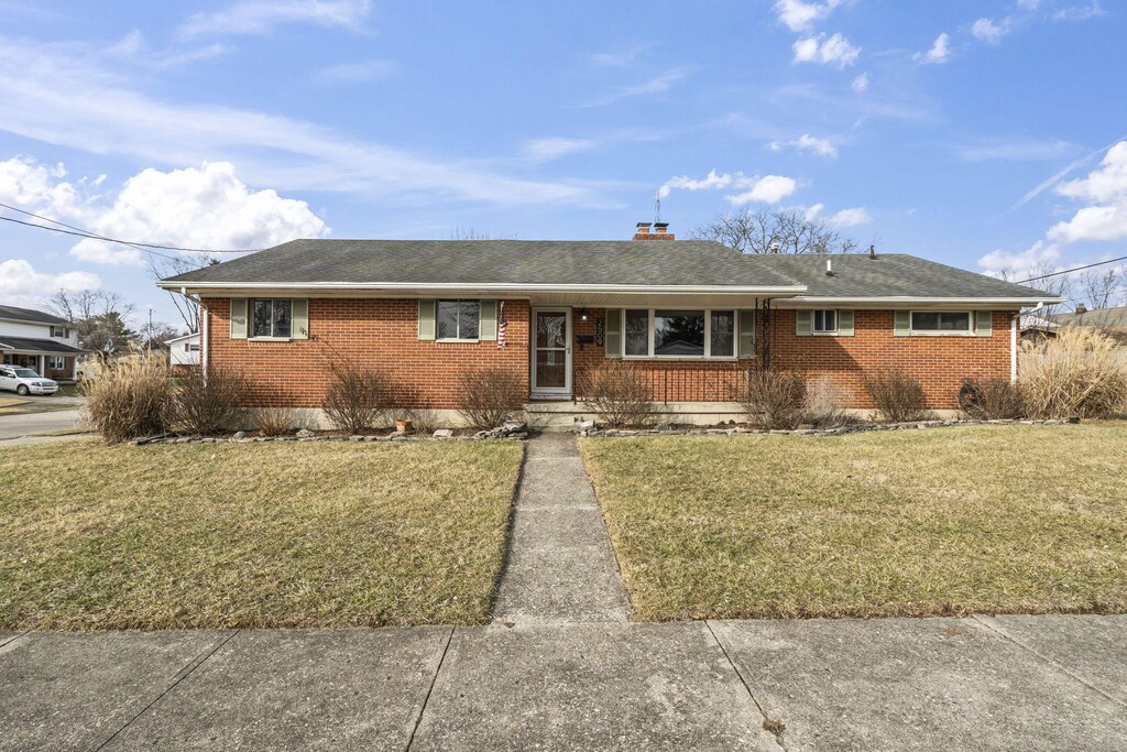 ranch-style home with a front lawn