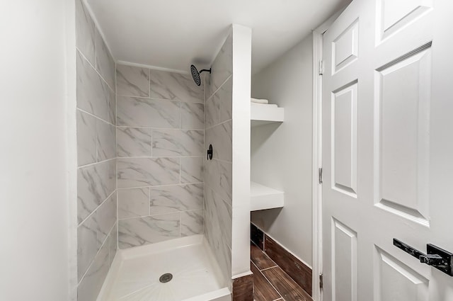 bathroom featuring a tile shower