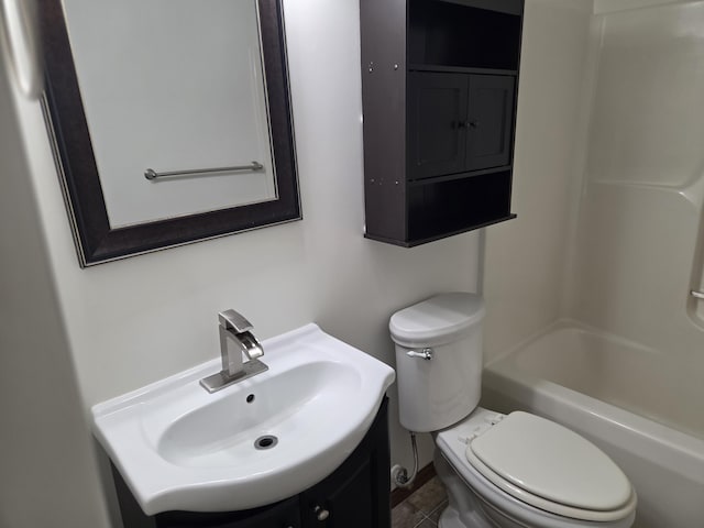 6708 Hillside Ct, Celina, OH 45822 - full bath featuring vanity, toilet, and tub / shower combination
