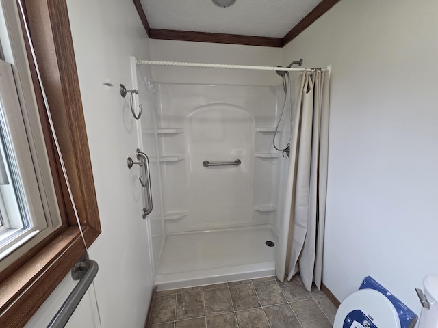 6708 Hillside Ct, Celina, OH 45822 - bathroom with crown molding, a shower with curtain, and baseboards
