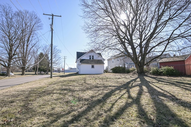 view of yard with an outbuilding