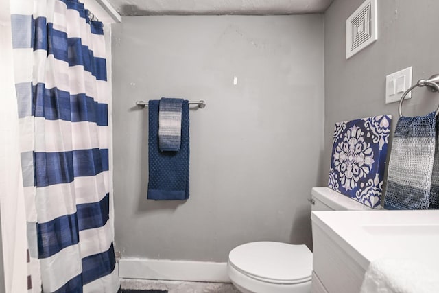 bathroom featuring a shower with curtain, toilet, vanity, and baseboards