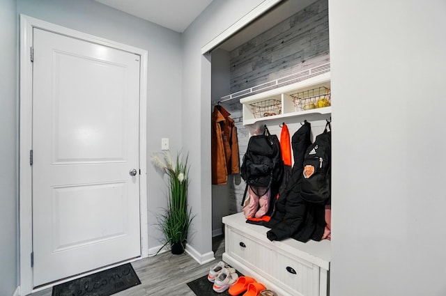 1087 Ayrshire Dr, Columbus, OH 43207 - mudroom with light wood-style flooring and baseboards
