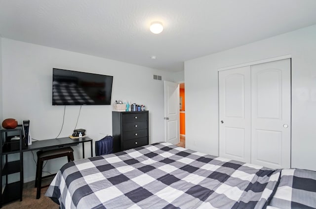 1087 Ayrshire Dr, Columbus, OH 43207 - carpeted bedroom with a closet
