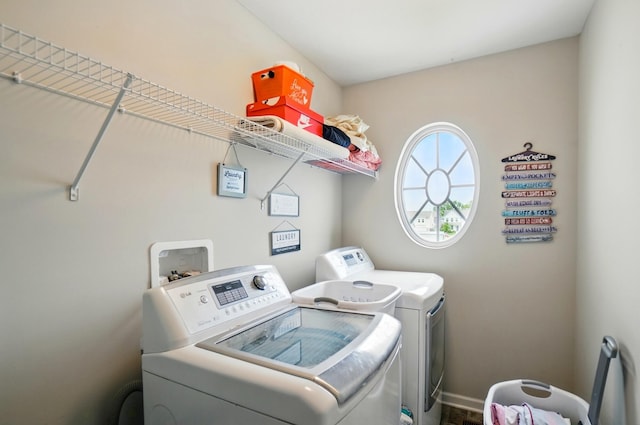 1087 Ayrshire Dr, Columbus, OH 43207 - laundry area with independent washer and dryer and baseboards