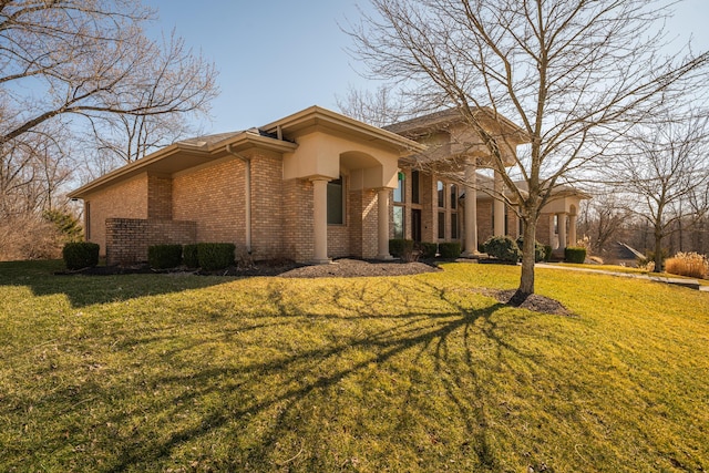 view of front of home featuring brick siding and a front yard