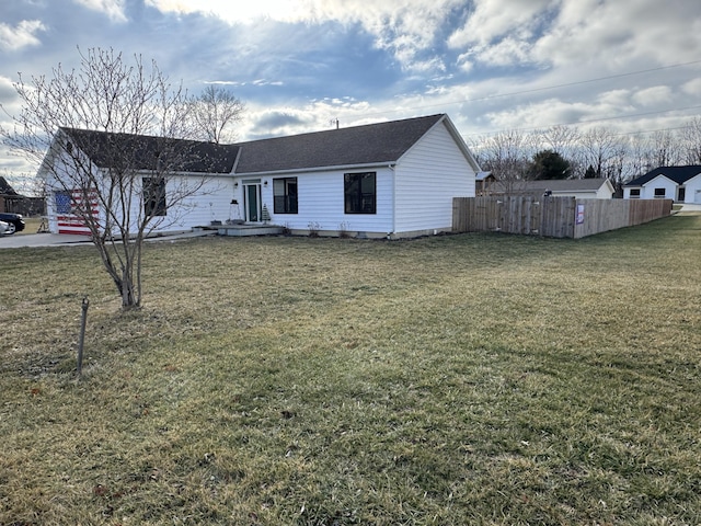 view of front of home featuring a front yard