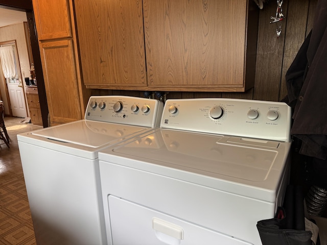 210 E Second St, Rockford, OH 45882 - laundry room featuring washing machine and clothes dryer and cabinet space