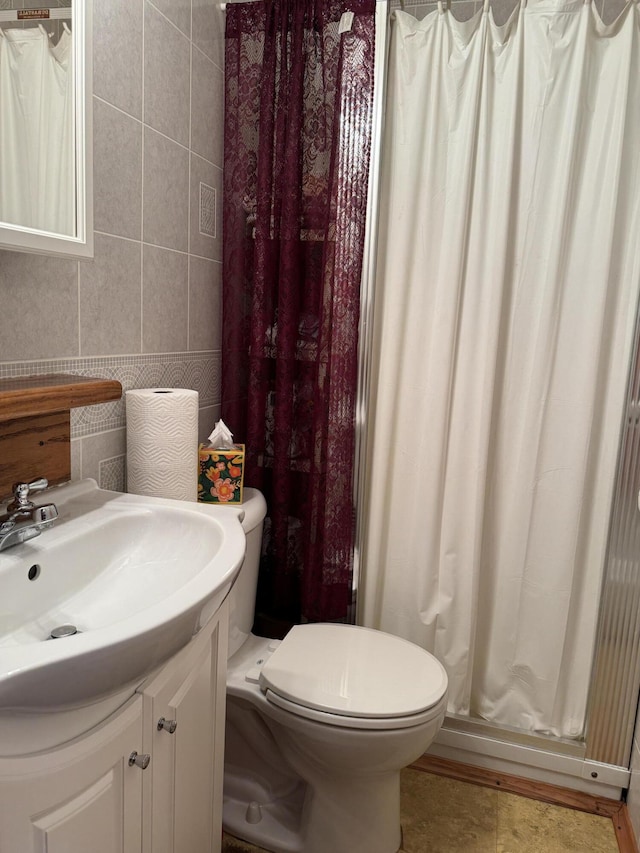 210 E Second St, Rockford, OH 45882 - full bathroom with vanity, tile walls, and a shower with shower curtain