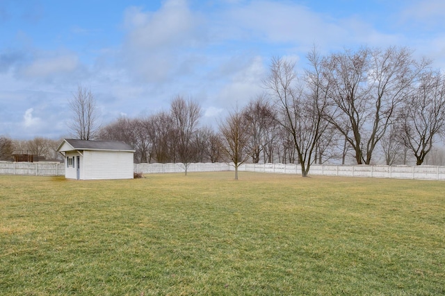 view of yard featuring a shed