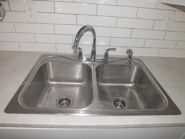 room details featuring tasteful backsplash and sink