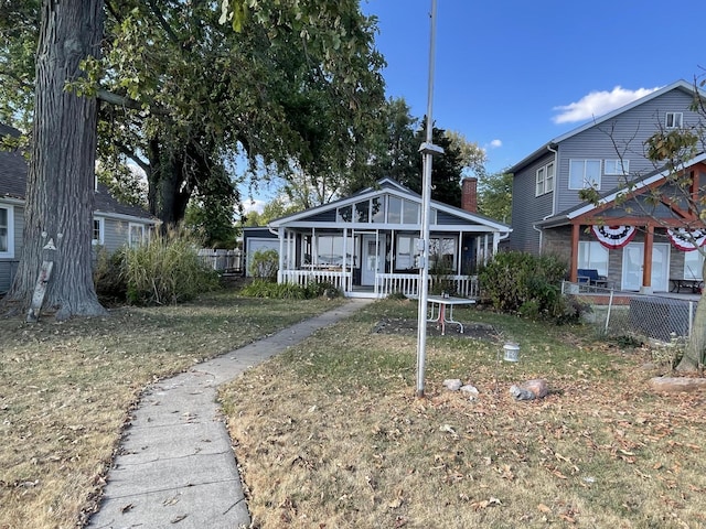 view of front of house featuring fence and a front lawn