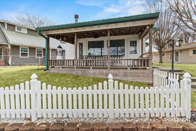 view of front facade featuring a porch, a front yard, and fence