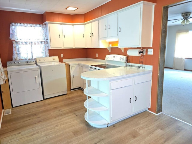 1134 Cedarview Dr, Springfield, OH 45503 - laundry area with washer and clothes dryer, light wood-type flooring, and a ceiling fan