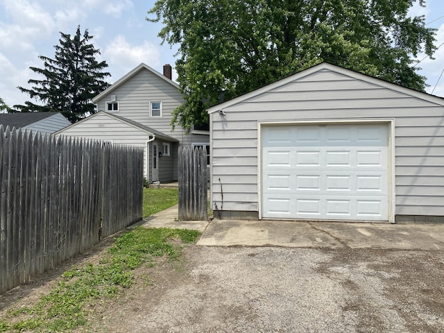 823 Robinson Ave, Piqua, OH 45356 - detached garage with driveway