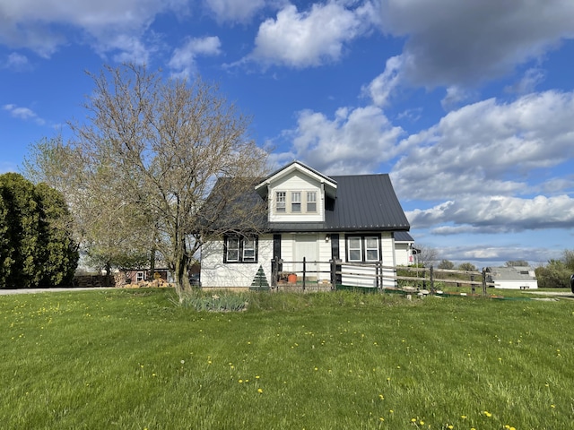 view of front facade with fence and a front lawn