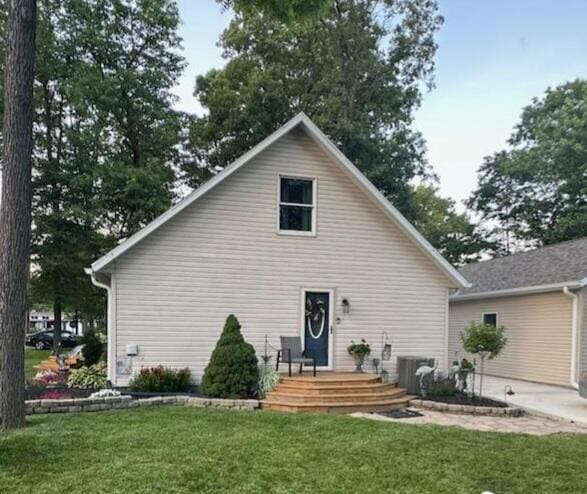 10141 Mohawk Dr, Huntsville, OH 43324 - rear view of house featuring a lawn