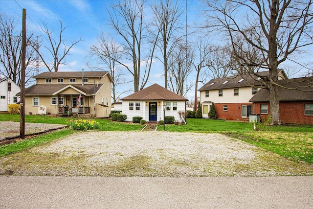 view of front of property featuring a front yard and driveway