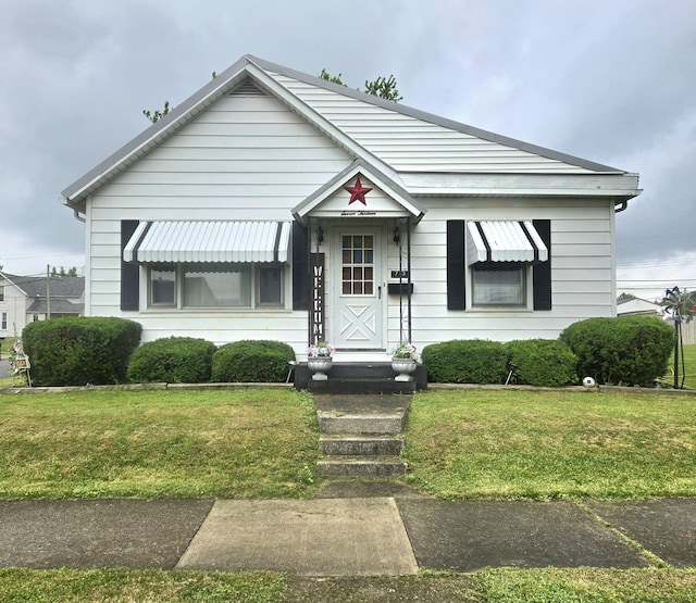713 S Blackhoof St, Wapakoneta, OH 45895 - bungalow-style house with a front lawn