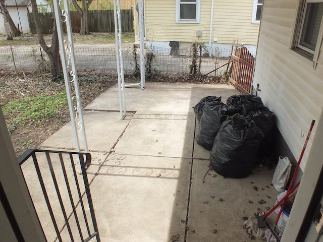 324 E Maplewood Ave, Dayton, OH 45405 - view of patio with fence