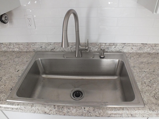 324 E Maplewood Ave, Dayton, OH 45405 - room details with decorative backsplash and a sink