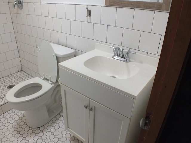 324 E Maplewood Ave, Dayton, OH 45405 - full bathroom featuring tile walls, vanity, toilet, and a stall shower