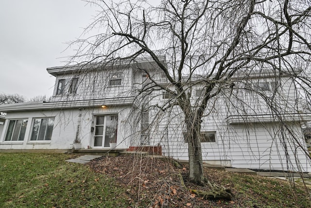 view of front of house with a front lawn